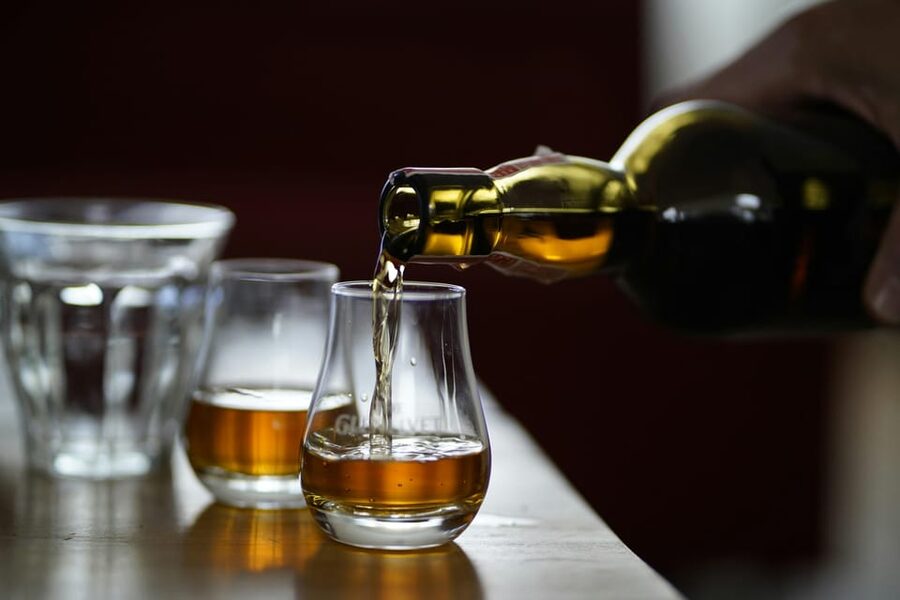 Bainbridge Island Discovery and Whiskey Tour - The whiskey tasting brings the island day to a local finish