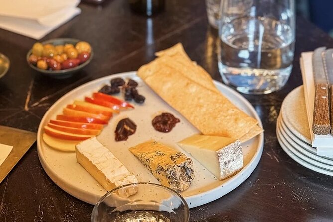 Ballarat Foodie and Gin Distillery Tour - Historic Ballarat with scones and a hot drink