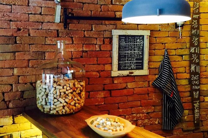 Craft Gin and exclusive brandies in unique distillery - Local food that makes the tasting work
