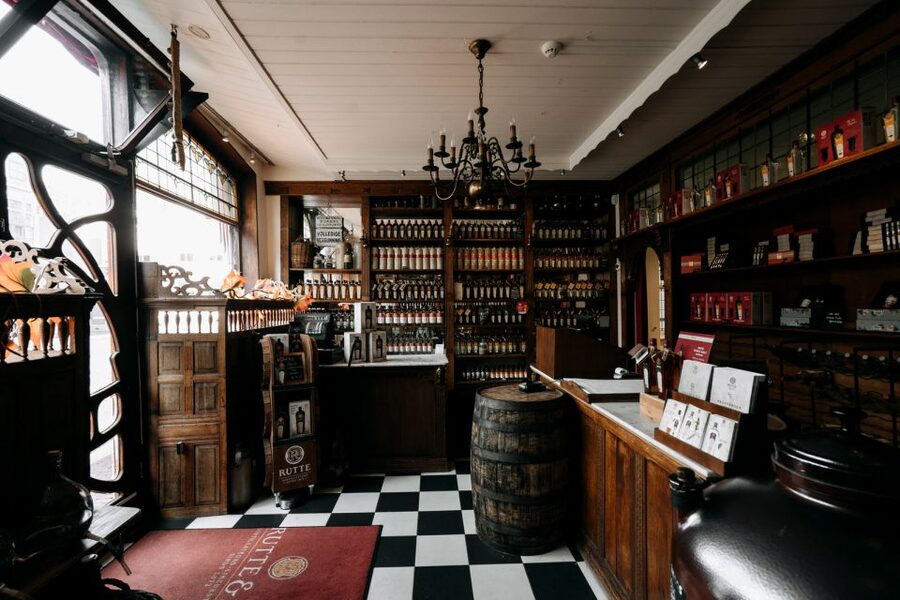 Dordrecht: Distillery Tour with Dutch Gin & Genever Tasting - Understanding gin, genever, and liqueurs