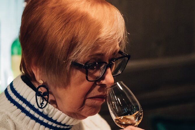 Dublin 6 Whiskey Tasting & 3 Food Pairing Walking Tour with Local - Three pubs, six pours, and changing whiskey styles
