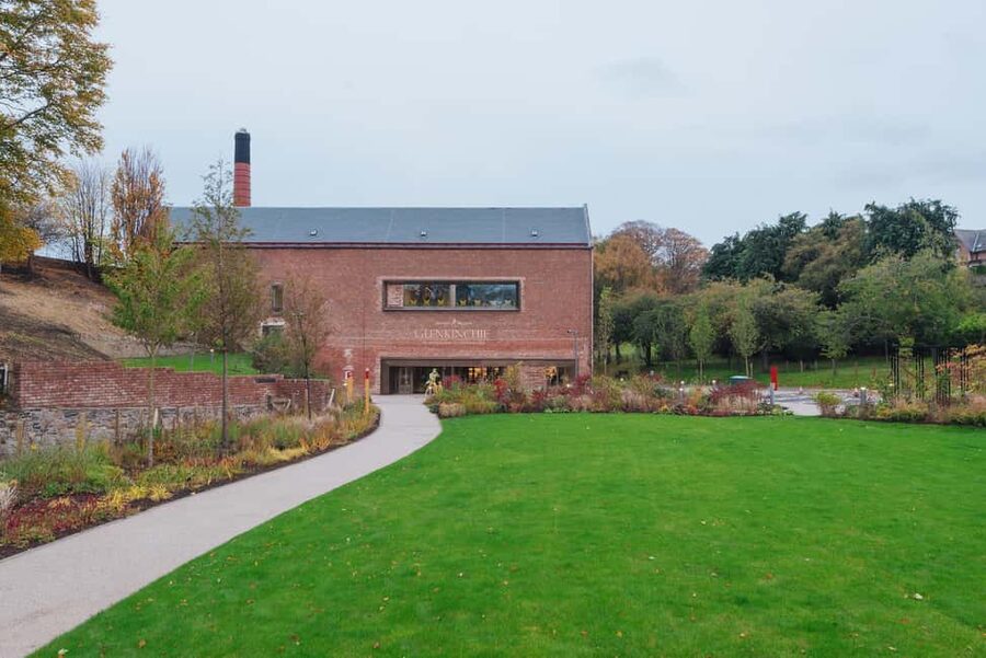 East Lothian: Glenkinchie Whisky Distillery Tour and Tasting - Meeting the people behind the whisky