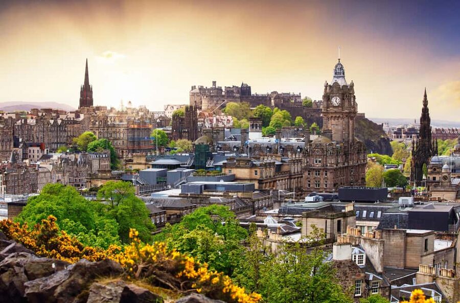 Edinburgh: Food Tour with Scotch, Haggis, Secret Dish & More - Starting beside St Giles Cathedral