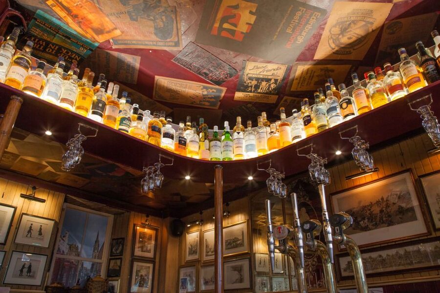 Edinburgh: Guided Whisky Tasting & Walking Tour - Four pours that show whisky’s range