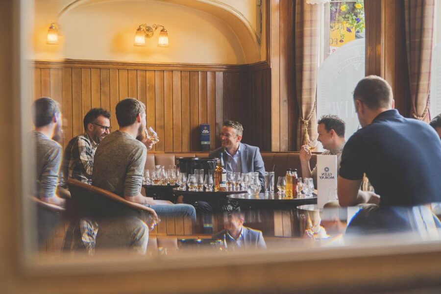 Edinburgh: Guided Whisky Tasting & Walking Tour - Walking from medieval lanes to New Town squares