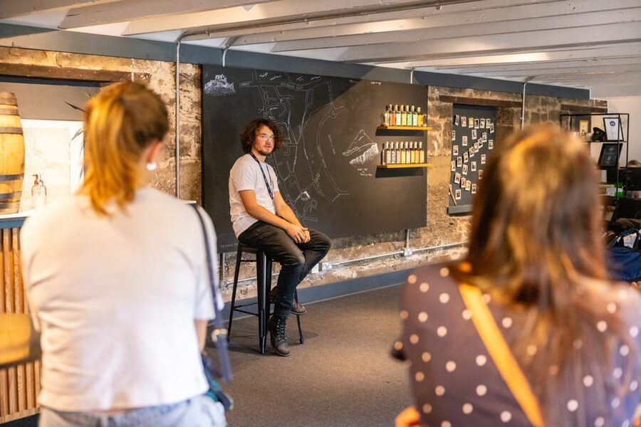 Edinburgh: Holyrood Distillery Whisky & Gin Tour - What makes the guides important
