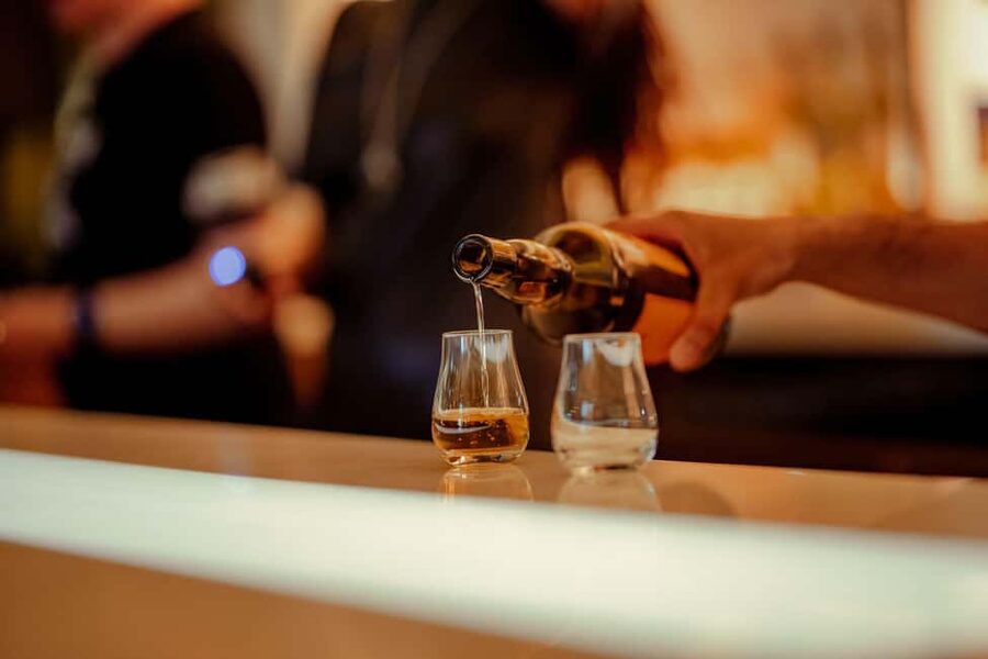 Edinburgh: Johnnie Walker Whisky Explorers Guided Tasting - Five drams in Edinburgh’s Explorers’ Bothy