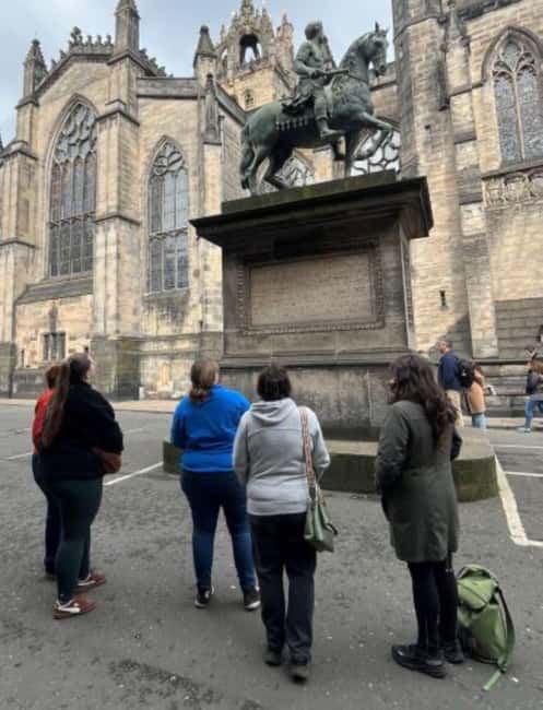 Edinburgh: Old Town guided walk with a free whisky included - Key points to know before you book