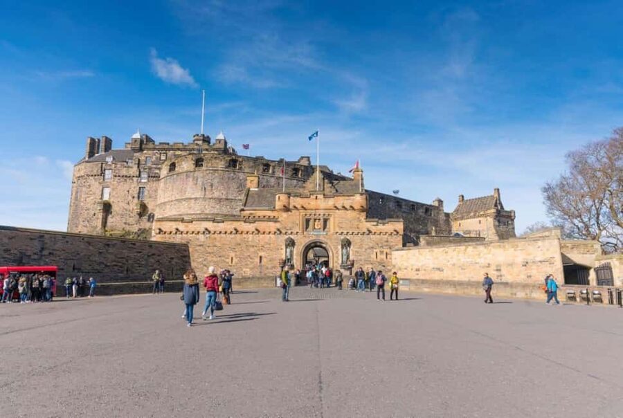 Edinburgh: Old Town guided walk with a free whisky included - Why this Old Town walk works well in a short visit