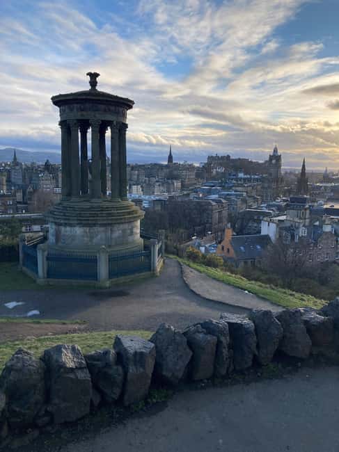 Edinburgh: Old Town guided walk with a free whisky included - Following the Royal Mile into the Old Town