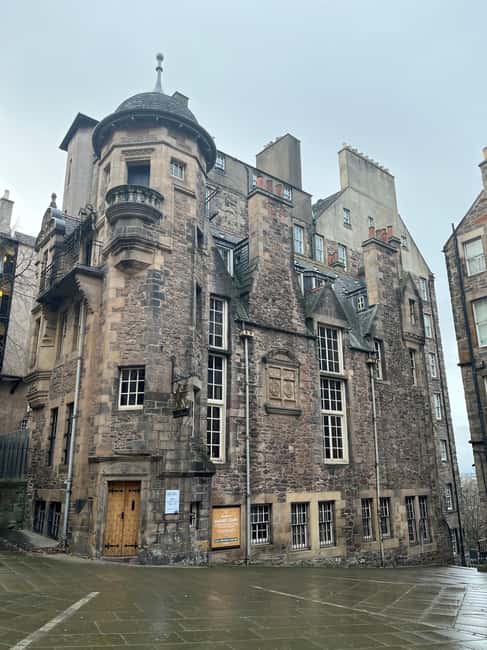 Edinburgh: Old Town guided walk with a free whisky included - City Chambers and the working heart of Edinburgh