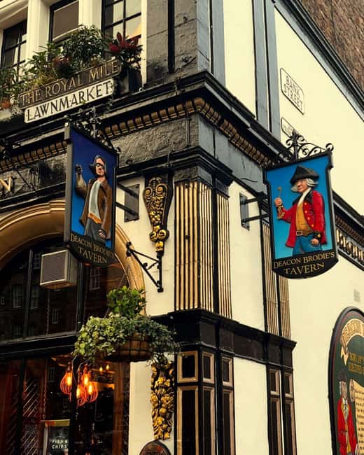 Edinburgh: Old Town guided walk with a free whisky included - St. Giles’ Cathedral and the Royal Mile’s religious past