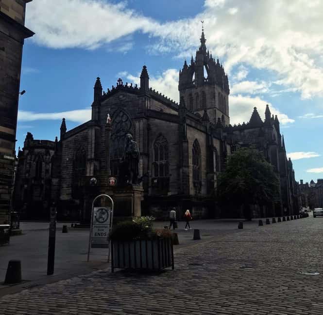 Edinburgh: Old Town guided walk with a free whisky included - Grassmarket, stories with a rougher edge