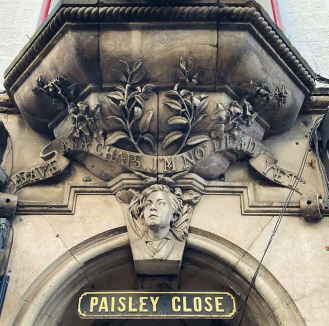 Edinburgh: Old Town guided walk with a free whisky included - Greyfriars Kirkyard and the final stories