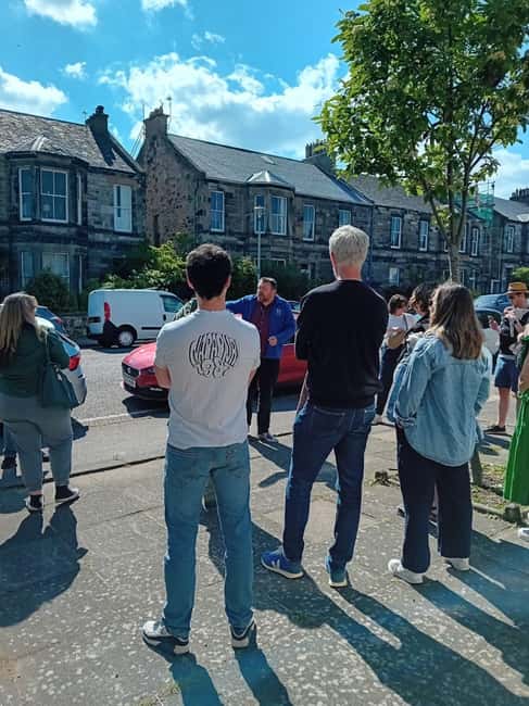 Edinburgh: Old Town guided walk with a free whisky included - Starting beside Edinburgh Castle