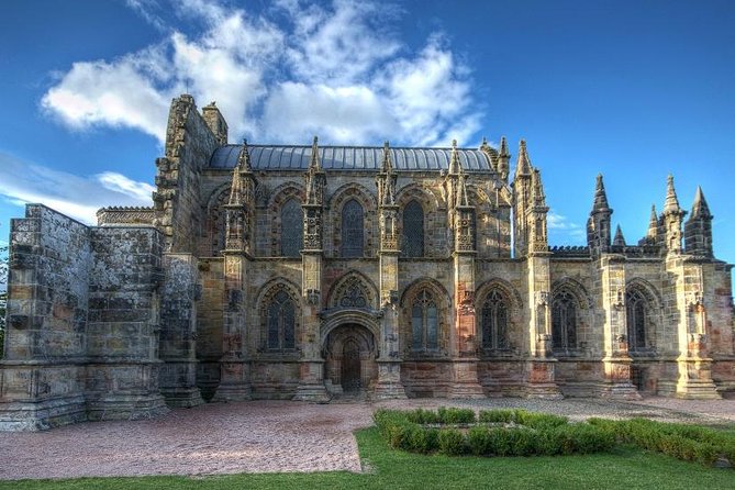 Edinburgh: Rosslyn Chapel, the Borders & Glenkinchie Distillery - Melrose, lunch and an abbey under inspection