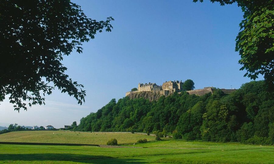 Edinburgh: Stirling, Whisky & St Andrews Tour in Italian - Stirling Castle and Scotland’s royal stage