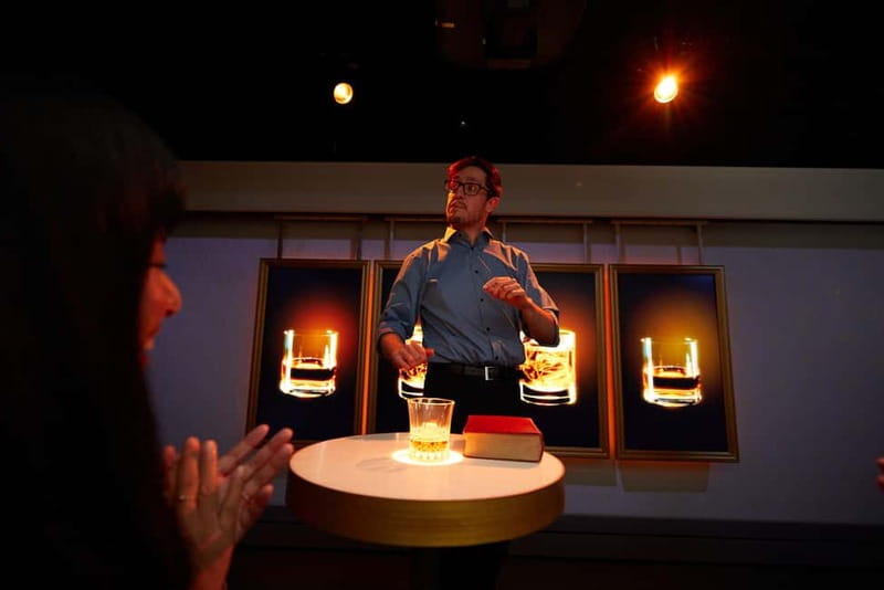 Edinburgh: The Johnnie Walker Whisky Experience - Entering Johnnie Walker on Princes Street