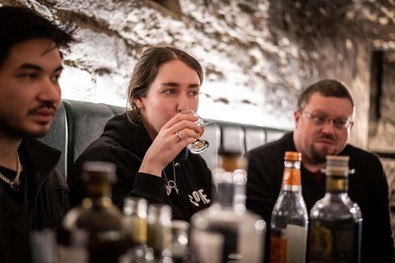 Edinburgh: The Lost Close Underground Scotch Whisky Tasting - Stories, jokes, and a practical whisky lesson
