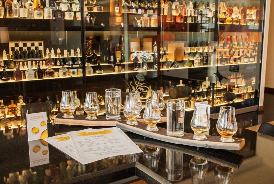 Edinburgh: The Scotch Whisky Experience Tour and Tasting - Why the guides matter