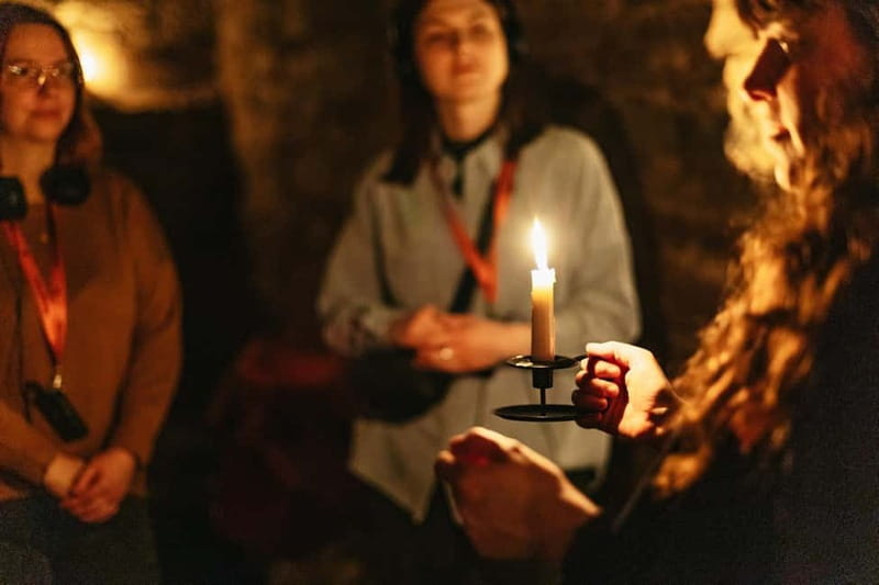 Edinburgh: Underground Vaults Evening Ghost Tour with Whisky - Small details that improve the evening