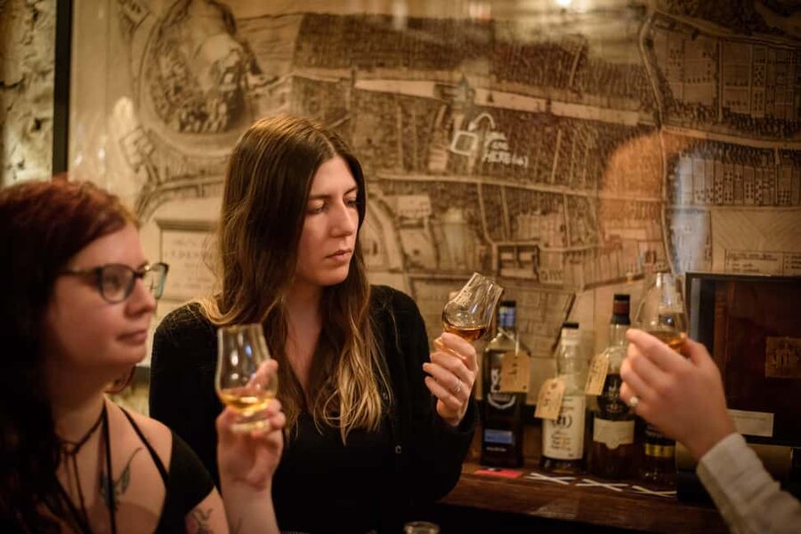 Edinburgh: Underground Vaults Tour with Whisky or Gin - Key points to know before you book