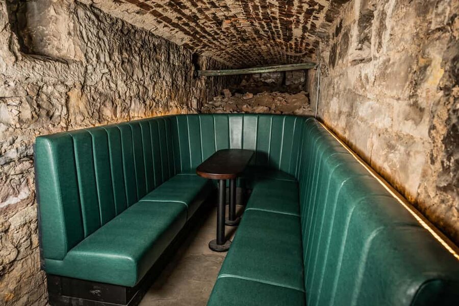 Edinburgh: Underground Vaults Tour with Whisky or Gin - What the one-hour schedule means for your day