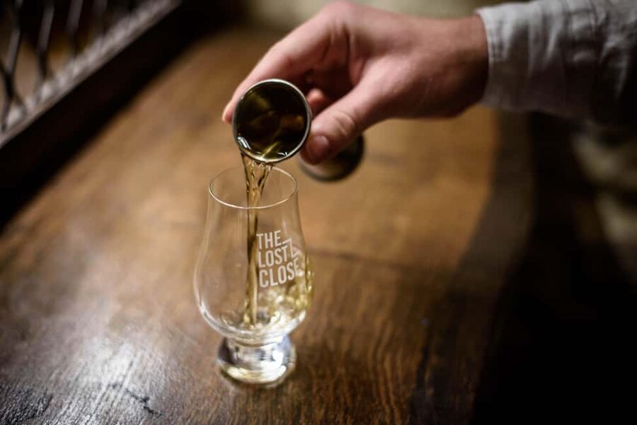 Edinburgh: Underground Vaults Tour with Whisky or Gin - Entering the Lost Close and the old bank vault