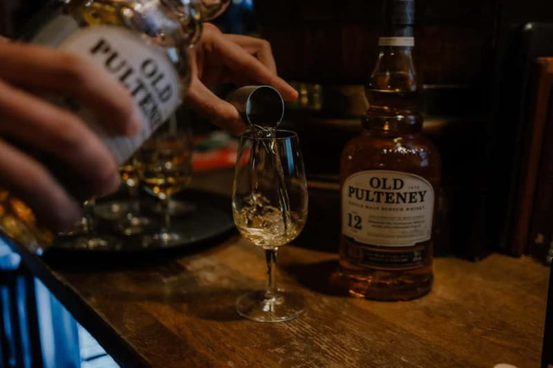 Edinburgh: Whisky Tasting and Storytelling in a Historic Pub - Meeting your guide inside The Waverley Bar