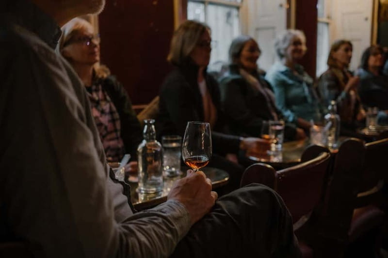 Edinburgh: Whisky Tasting and Storytelling in a Historic Pub - Who will get the most from this tasting