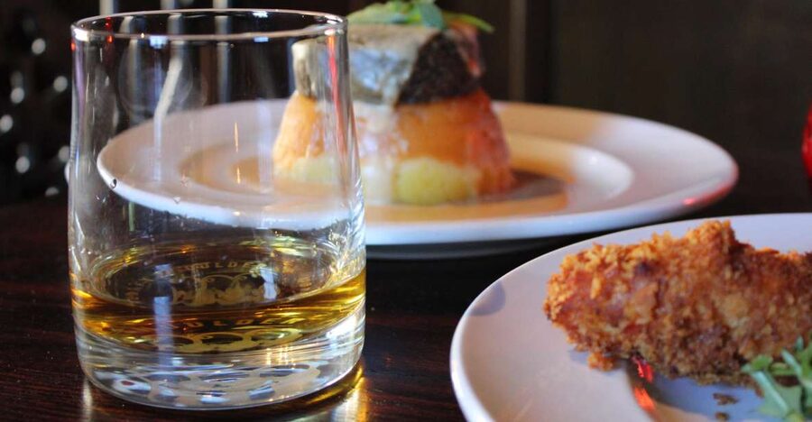 Edinburgh: Whisky Tasting in one of the oldest pubs - Tasting Scotch inside a 1591 tollhouse