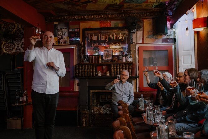Edinburgh: Whisky Tasting with Storytelling in a Historic Pub - Why the Waverley Bar changes the mood