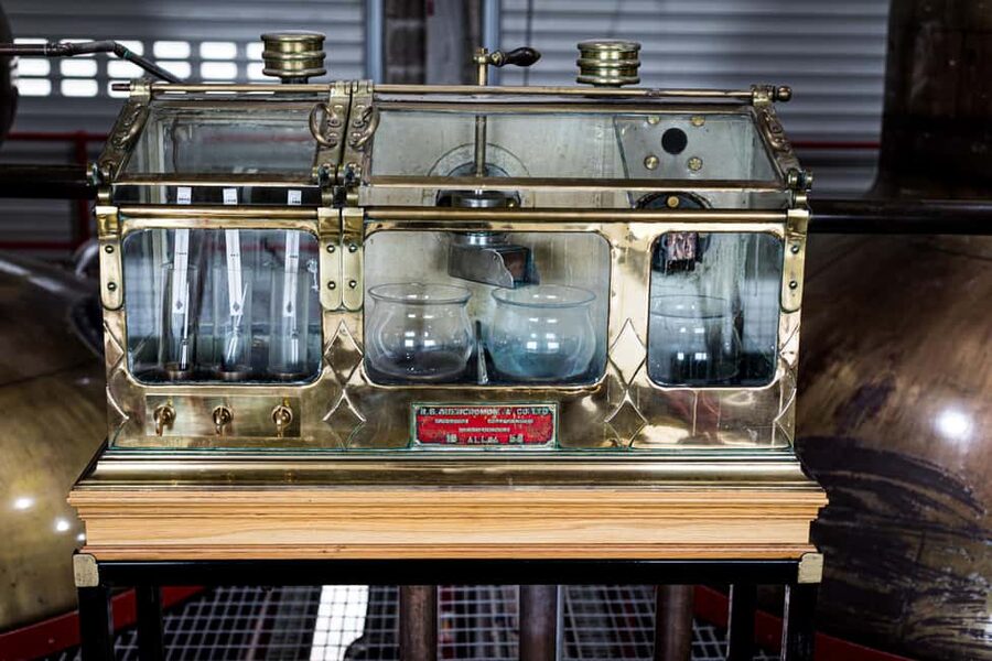 Falkirk: Distillery Tour with Whisky Tasting - Copper stills and the still house