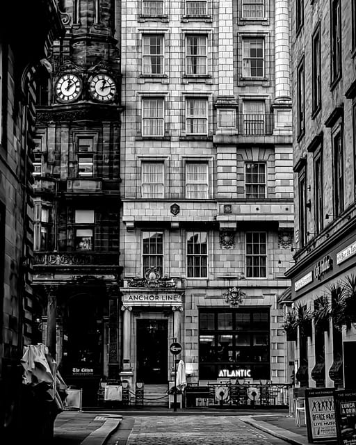 Glasgow: Scottish Rogue Whisky Pub Crawl - Starting beside St Enoch Subway