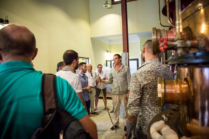 Guided tour of Sampan distillery // Agricultural Rum Medalist - Tasting three white rums at the cocktail bar