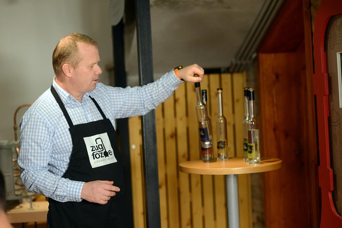 Hungarian pálinka distillery visit and tasting - Entering the Pálinkamúzeum at Rév u. 1