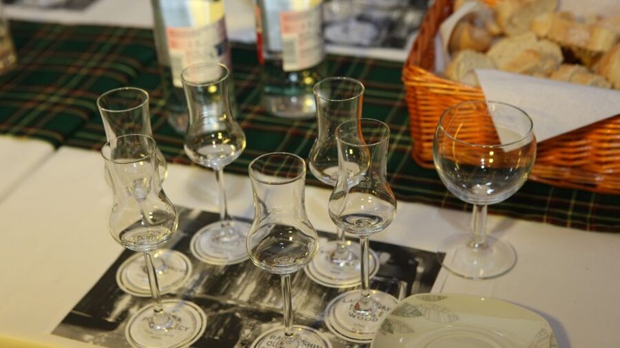 Idstein: Scottish Whiskey Tasting Experience with Appetizers - How the guided tasting works