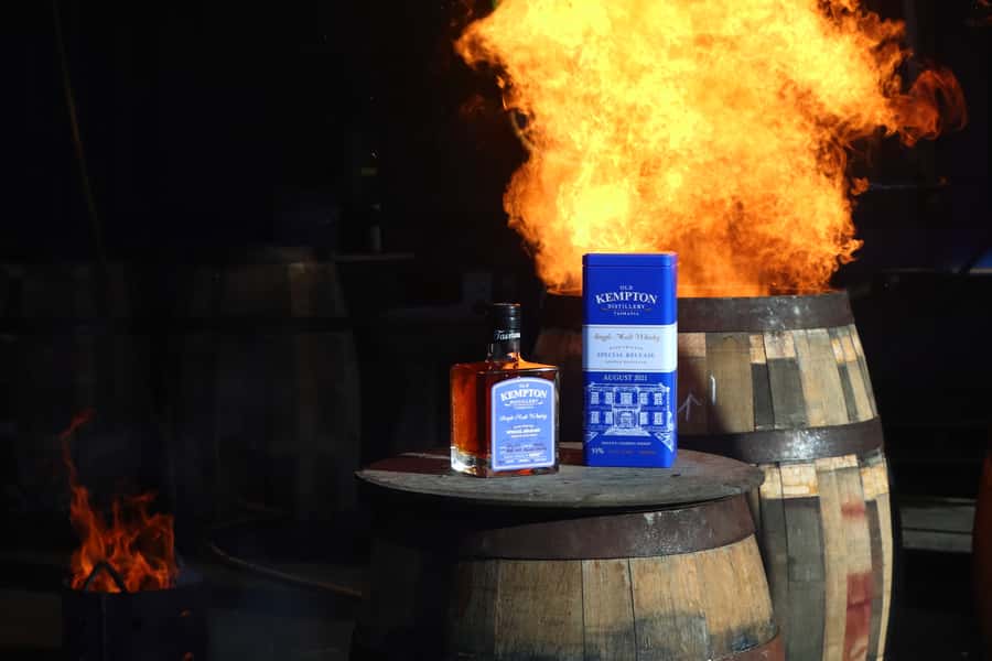 Kempton: Whisky Distillery Tour with Tastings and Lunch - A country house with whisky in the walls