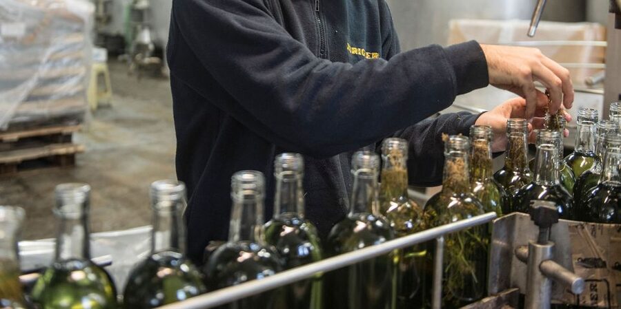 Mahón: Gin Distillery Tour with Tasting & Appetizers - The tasting is the real value