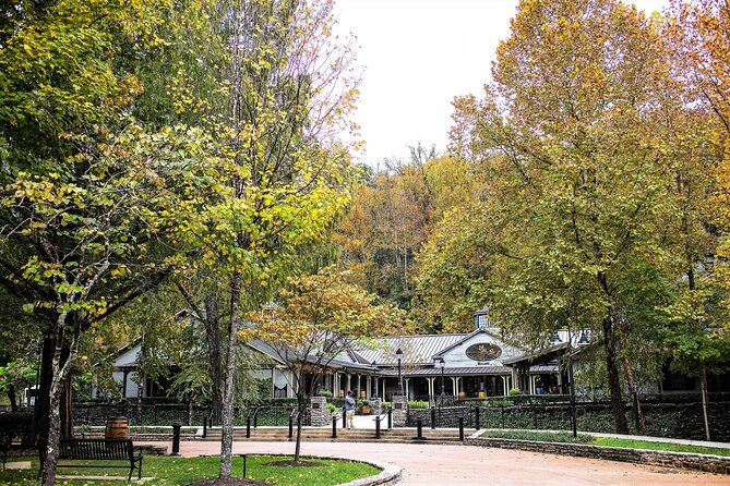 Nashville to Jack Daniel's Distillery Bus Tour + Whiskey Tastings - Who should book this tour?