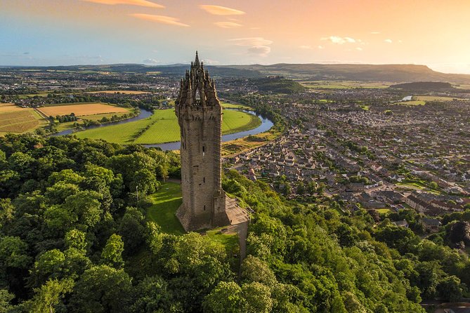 Stirling, Highlands & Distillery in Spanish - Dunkeld offers a quiet pause beside the River Tay