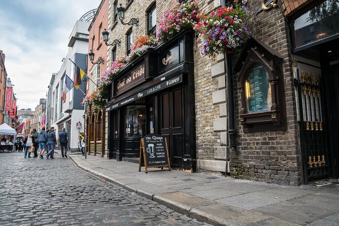 The Dublin Incident: Alien, Whiskey & Clues Exploration Game - A Dublin sightseeing game with a strange little plot