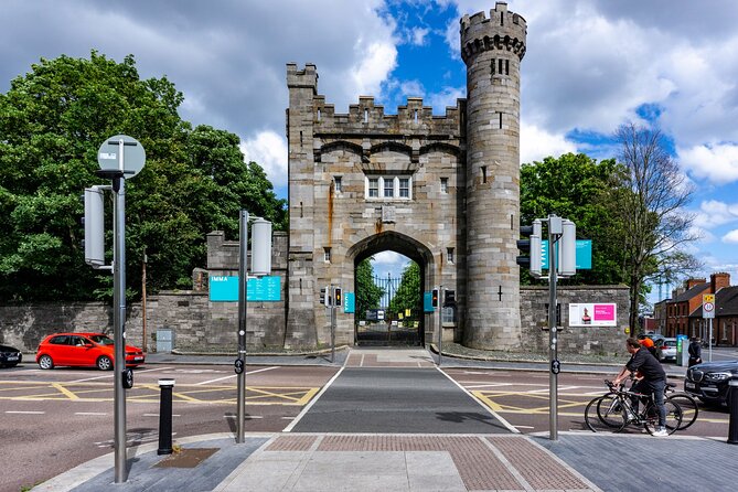 The Dublin Incident: Alien, Whiskey & Clues Exploration Game - Whiskey stops at Teeling Distillery and Guinness Storehouse